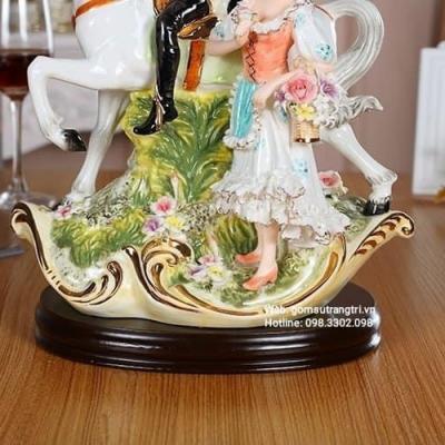 TƯỢNG HIỆP SĨ VÀ CÔ GÁI PHONG CÁCH CHÂU ÂU